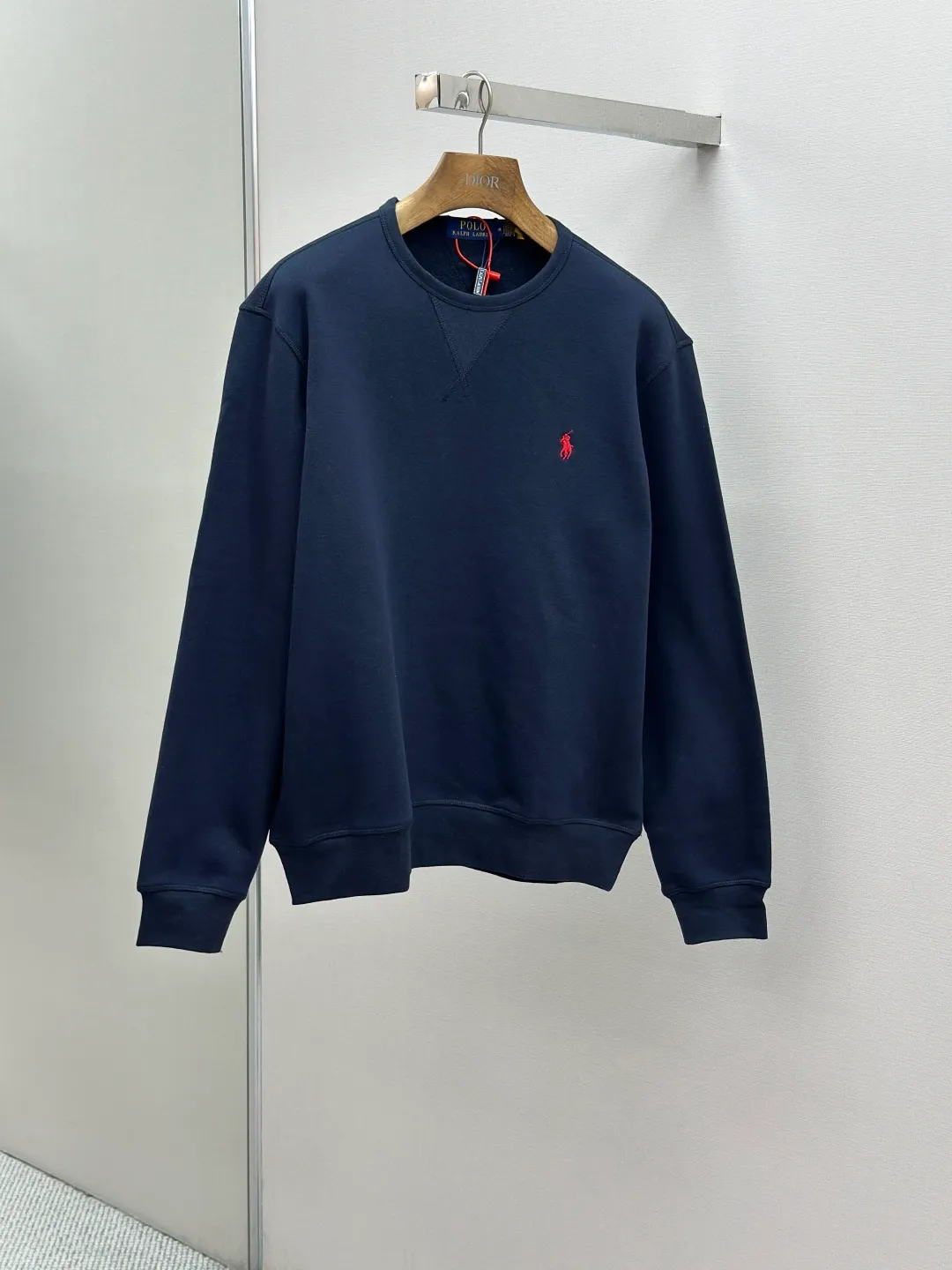 P290 [Same-origin fabric, exclusive new style, first choice for old money] Ralph Laure Ralph Lauren embroidered long-sleeved sweatshirt is made of cotton blended fabric, which is soft and tough to the touch. It has been finely spun and pre-shrunk, making it comfortable to the touch and not easy to deform. You don’t have to worry about shrinkage or pilling for daily wear and washing, and the texture is stable and online! The pony embroidery on the chest, despite the small size, has fine stitches and every stitch is perfectly stitched. The embroidery thread is pure in color and high in fastness. It is simple and high-end, highlighting the brand's iconic exquisite craftsmanship! The neckline is a classic round neck design, with an exquisite small V-shaped splicing design at the bottom. The workmanship is particularly neat, and the stitching in the circle is straight and even, without any distortion. It will not become loose and deformed after being worn for a long time. It fits the neck without being tight, and it is full of comfort! Scan the QR code on the label to enter the official website directly! It’s like adding an “identity pass” to clothes, and the quality is directly visualized ‼ ️ Size: S-XL